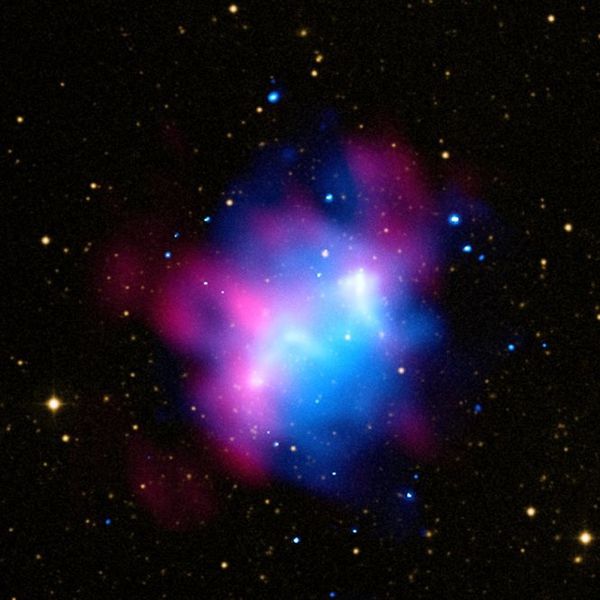 Halo radio collision amas de galaxies NASA visible X.jpg