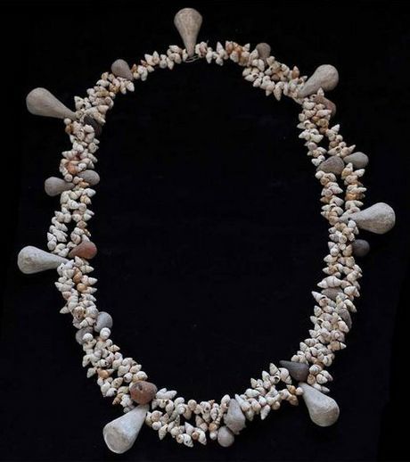 ce-collier-a-ete-reconstitue-a-partir-de-1500-perles-colore.jpg