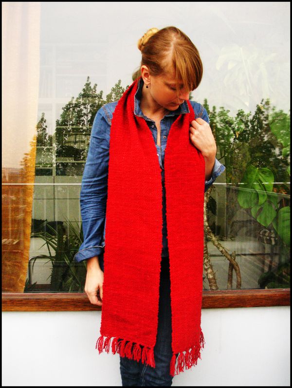 Hand-woven-wool-scarf-red-2