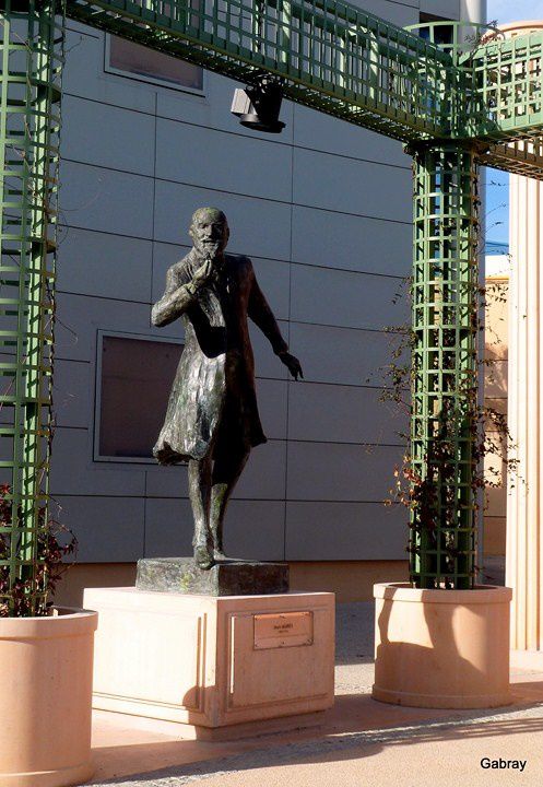 V05 - Une statue