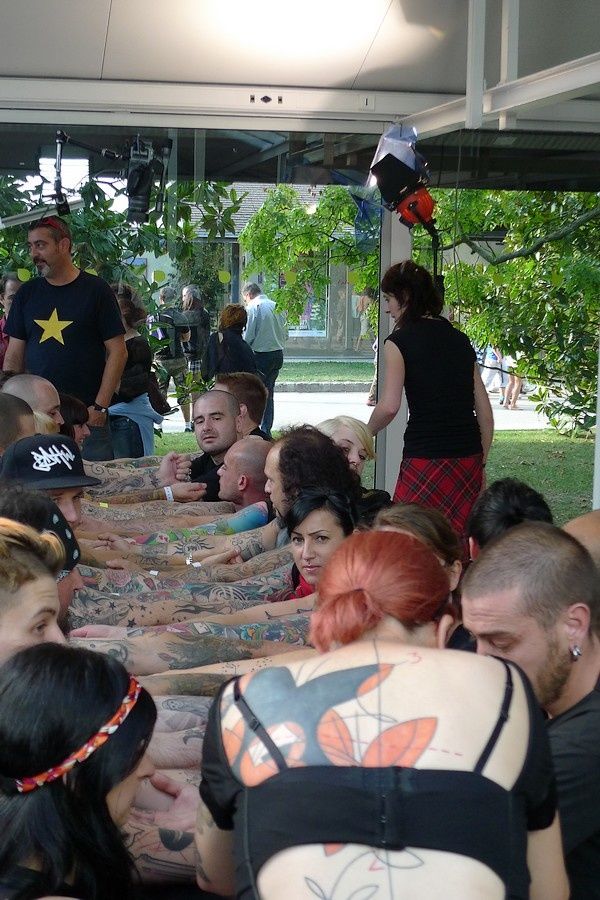 tatouage fleur hawaienne. fleur hawaienne et tortue