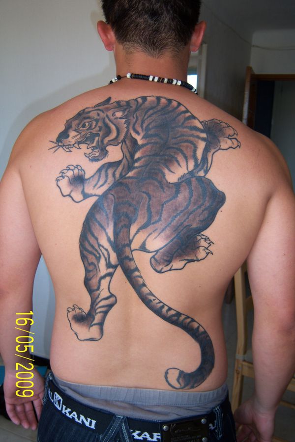 tatouage dos. Tatouage Tigre Dans Le Dos.