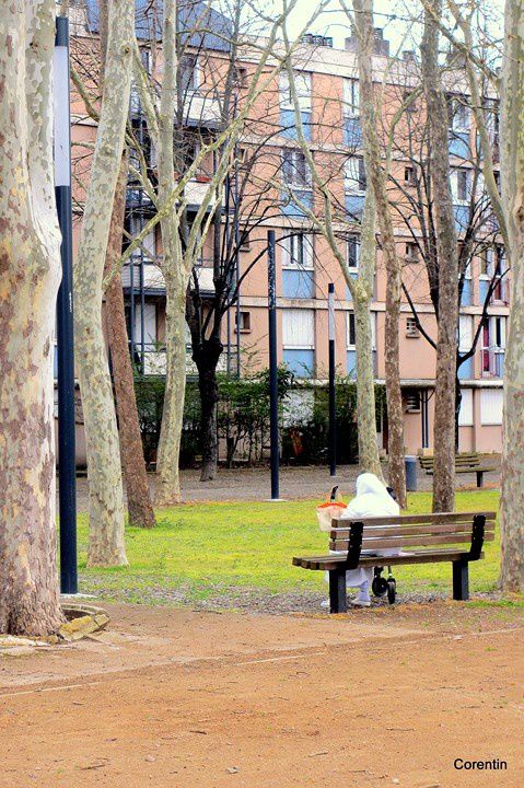 R01---Sur-un-banc.JPG