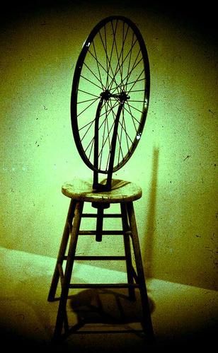 duchamp--ruota-su-sgabello--1913.jpg