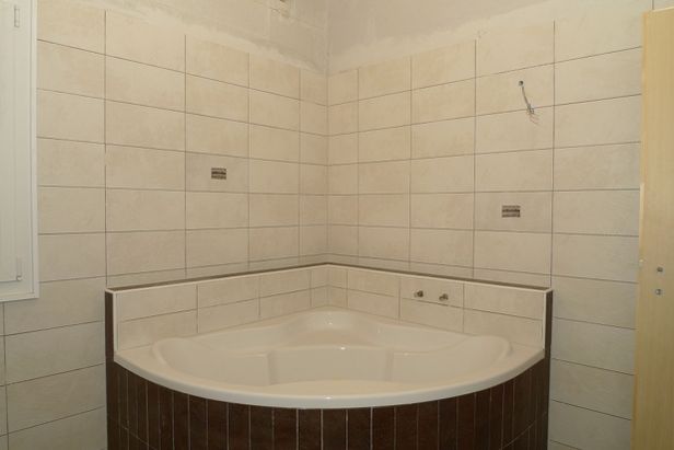 Escaliers, carrelage, douche,... construction d'une villa en ...