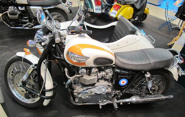 Triumph-Bonneville-Burdet-attelee.jpg