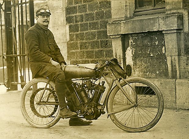 1911 jacque Collet tw 2425