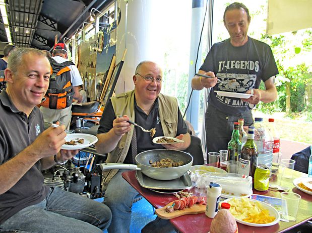 Amicale R12 à table