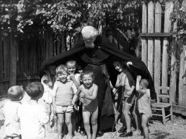 Vladimir-Ghika-avec-enfants-parousie.over-blog.fr.jpg
