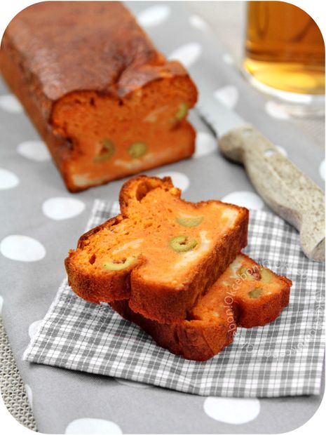Cake aux poivrons, olives vertes et fromage de brebis