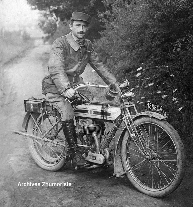 Triumph-ss-officier-copie.jpg