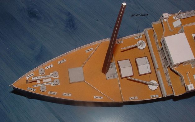 Maquette en carton - Page 7 Grues-avant