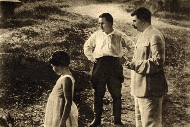 Purgas en la URSS - Página 12 Sergei_Kirov_and_Joseph_Stalin-_1934--Small-