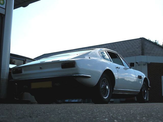 Aston-Martin-V8-blanche-2.jpg