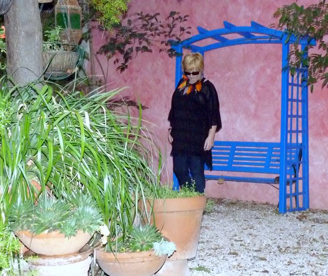 http://img.over-blog.com/640x538/3/10/41/01/Un-jour--un-look/look-du-28.10.11/P1040304.JPG