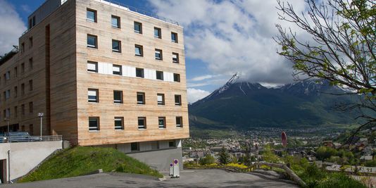 1704998 3 f843 impressionnant-avec-sa-grande-facade-de-bois