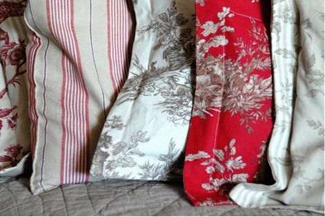 coussin-en-toile-de-jouy-1.jpg