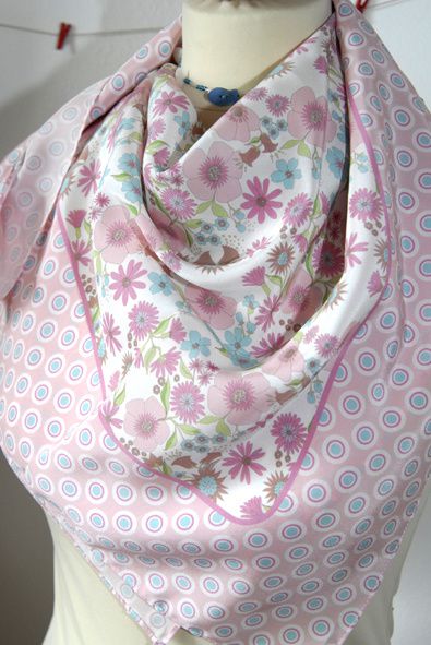 foulard en soie motif fleur pastel 1