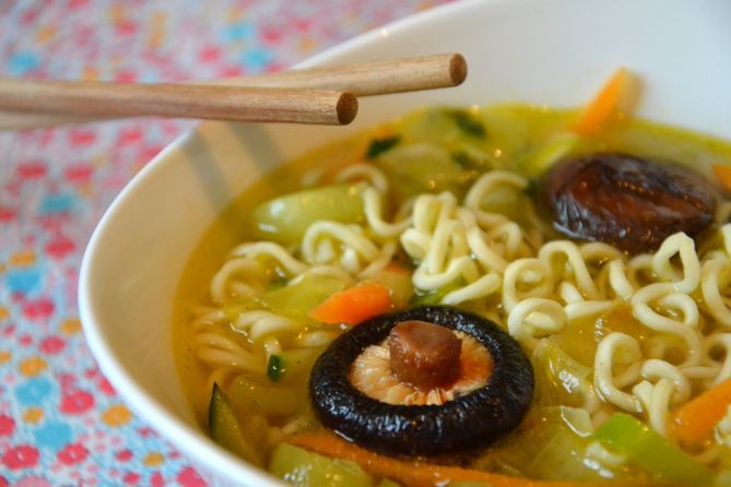 Soupe de nouilles asiatique aux shiitake et petits légumes ...