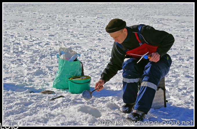 Le costume chaud féminin pour la pêche dhiver