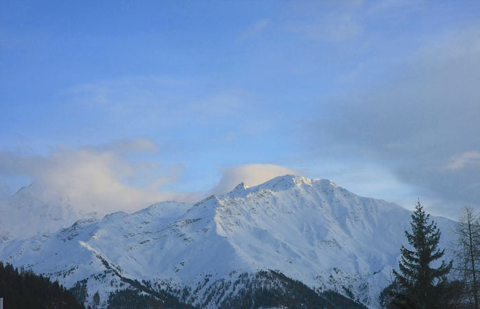 La montagne surgit au milieu d'une crÃ¨me chantilly!