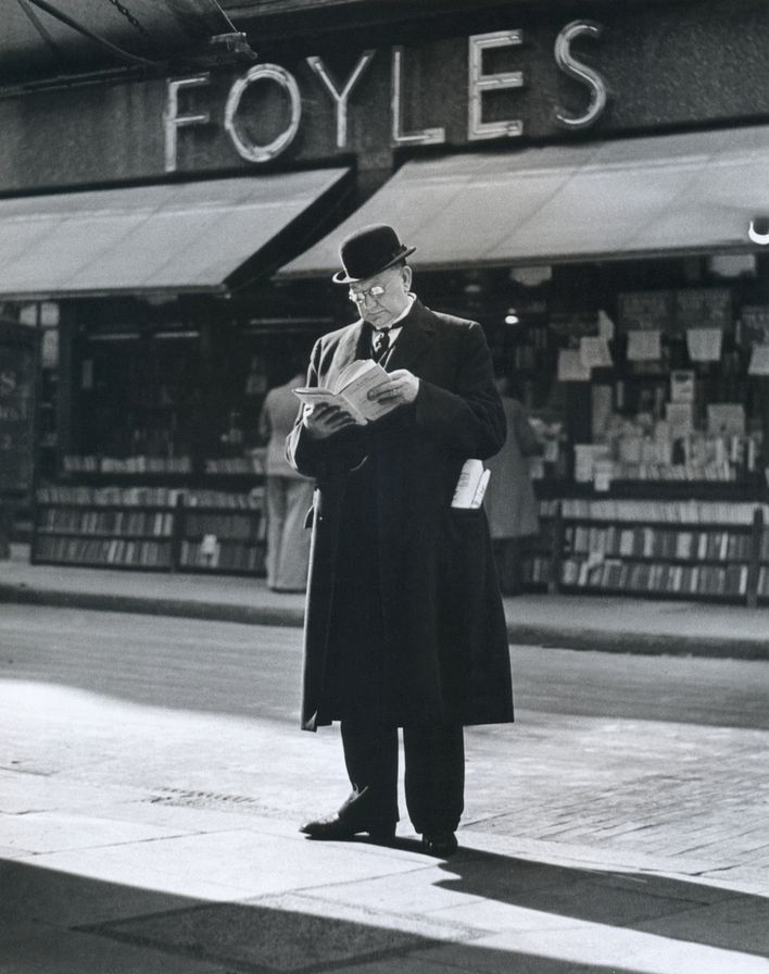 FOYLES-Charing-Croos-Road-LONDON-1936.jpg