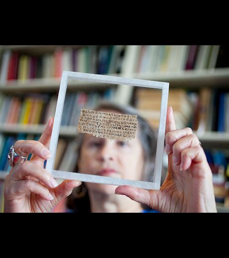 karen-king-observe-le-papyrus-copte-d-ou-la-phrase-est-tire.jpg