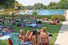 liegewiese am schwimmerbecken schatten 1