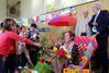 SchreitmuellerVerabschiedung Kinder 05 Blumen 4