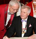 04-EmpfangHdB-01-Goldenes-Buch-Seehofer-Kinzkofer.jpg
