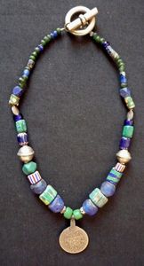 Argent, pièce de monnaie, chevrons, lapis lazuli...