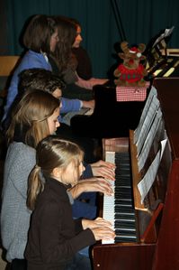 Weihnachtskonzert2012SMSV-22-Klavier-zehnhaendig-1.jpg