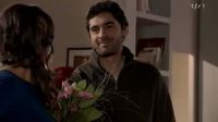 Benoit-offre-des-fleurs-a-Melanie.jpg