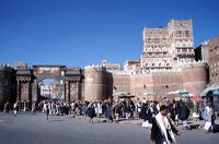 800px-Bab_Al_Yemen_Sanaa_Yemen-copie-1.jpg