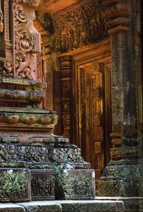 Temple-de-Banteay-Srei-ou-citadelle-des-femmes---proximite.jpg