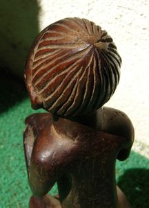 kongo-femme-seins-coiffure