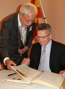 BesuchMaiziere 01 Goldenes Buch 3 Eintrag Scharping