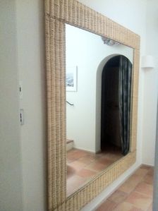 Tour-de-miroir-en-osier-blanc-beige-sur-structure-metalliq.jpeg