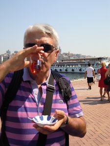 Istanbul (15) thé turc en attendant le bateau