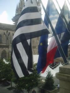 mairie-quimper-et-drapeaux.jpg