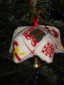 chrystelle_biscornu-noel-2010.jpg