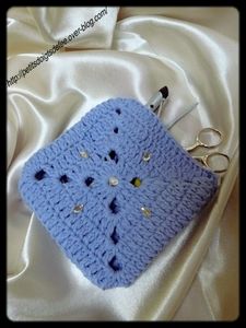 pochette bleue blanche