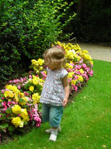 petite-fille-et-fleurs.JPG