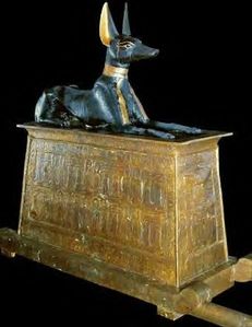 Coffret d'Anubis, gardien du royaume des morts.