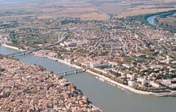Arles et son port vue Ville d'arles