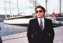 bernard_tapie_devant_un_yacht_reference.jpg