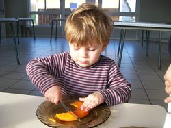 école ste anne feugarolles cuisine maternelle nov 2012 001