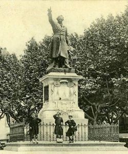 Perpignan -Statue et Place Arago avec lycéens dans les Années 20 - Image perso à partir d'une carte postale ancienne