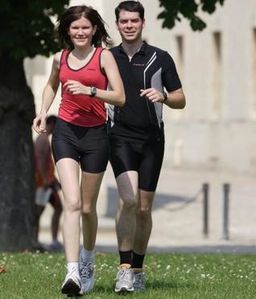 couple-de-joggeur-dans-un-parc_large.jpg