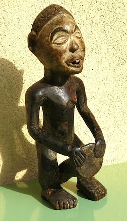 tambour-joueur-kongo-statue
